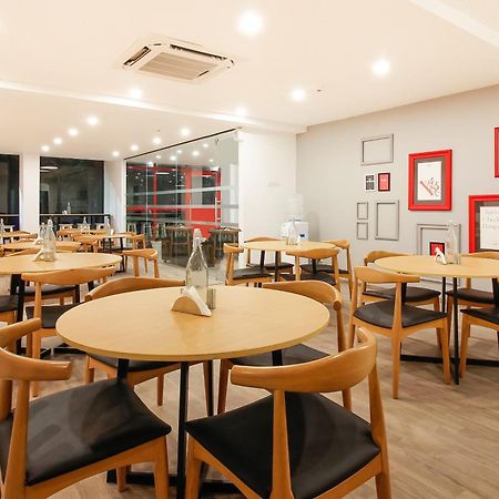 Super Townhouse The Cinco Hotel Near Esi Hospital Hyderabad Bagian luar foto