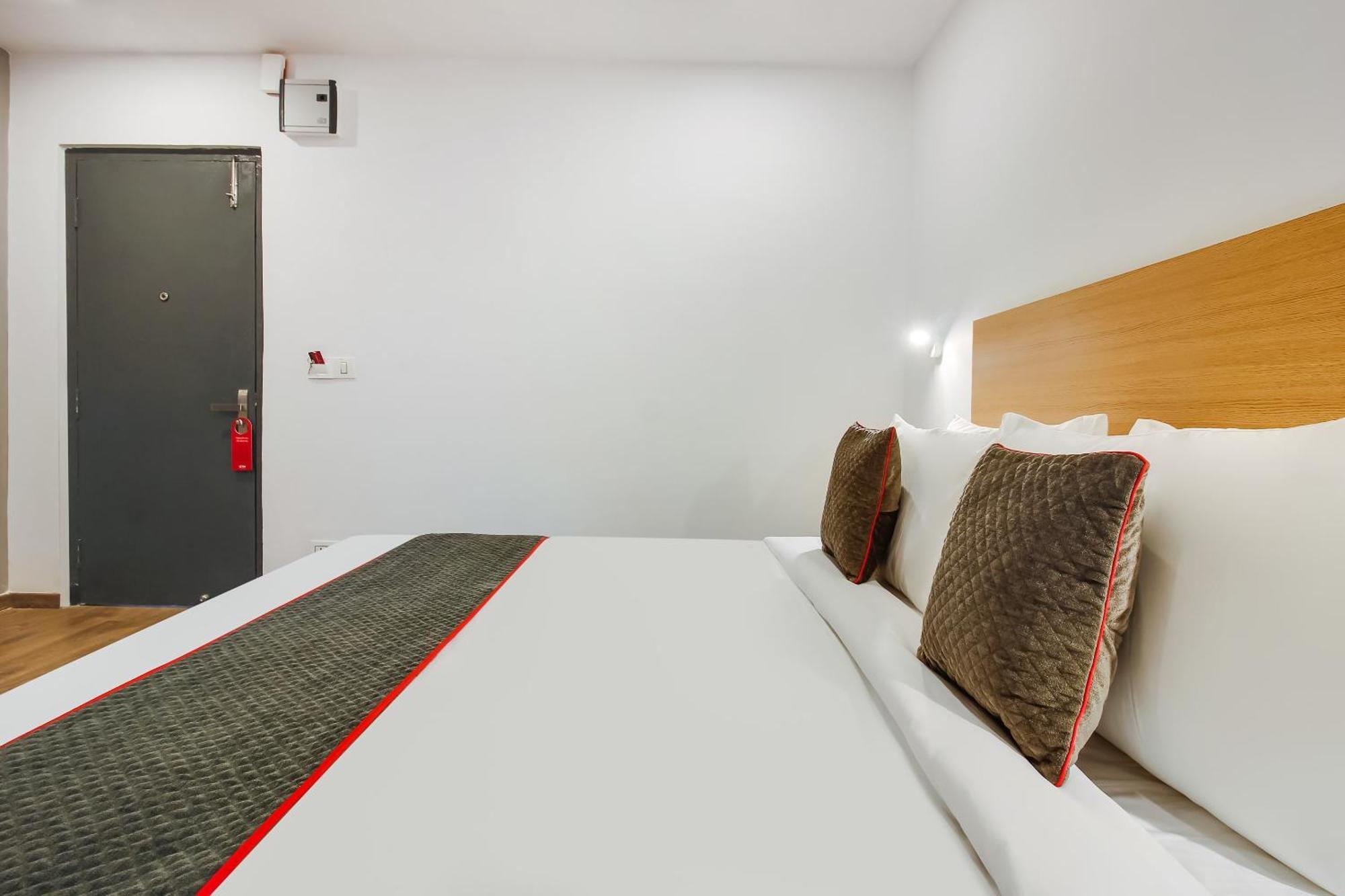 Super Townhouse The Cinco Hotel Near Esi Hospital Hyderabad Bagian luar foto