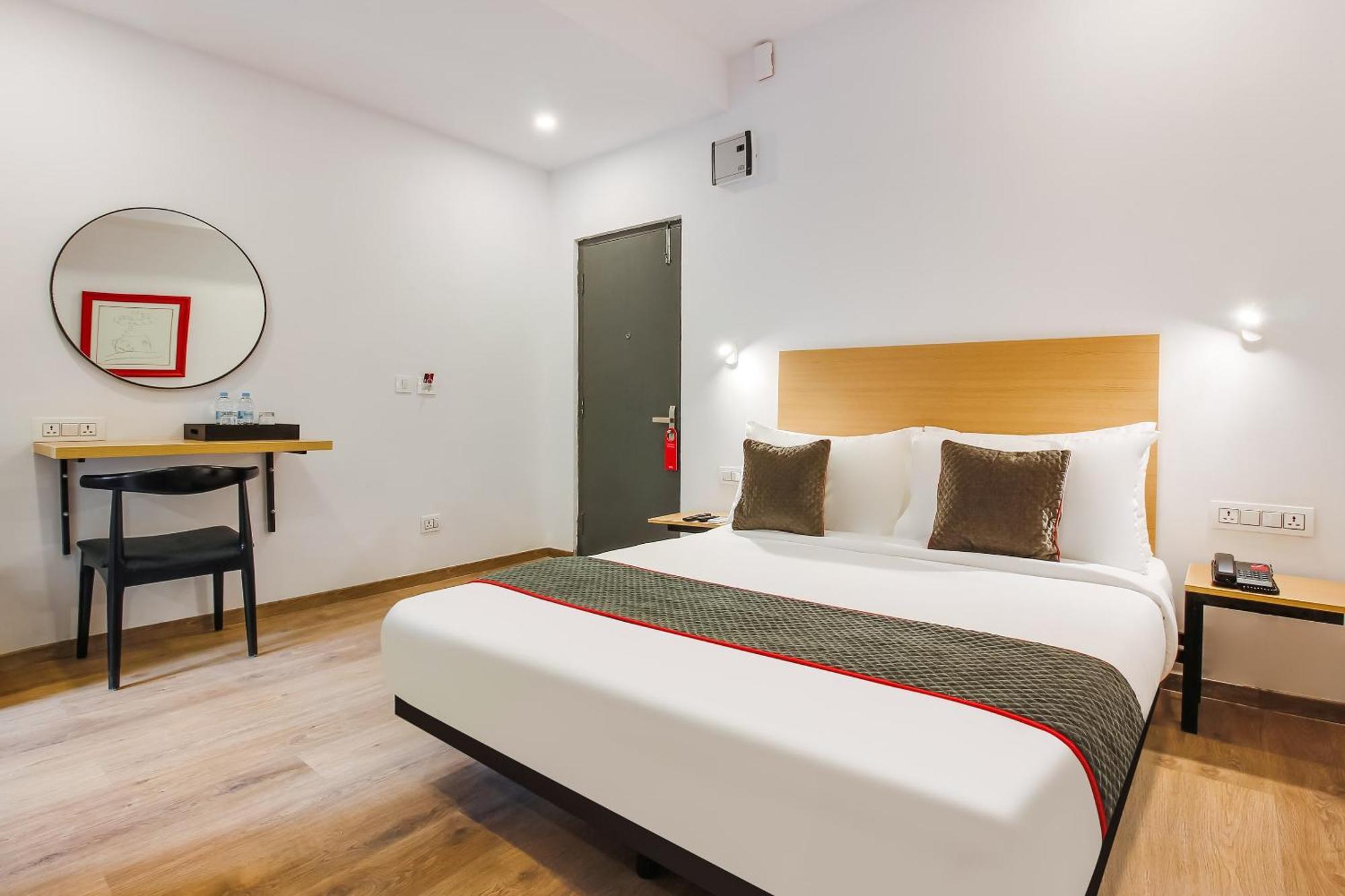 Super Townhouse The Cinco Hotel Near Esi Hospital Hyderabad Bagian luar foto