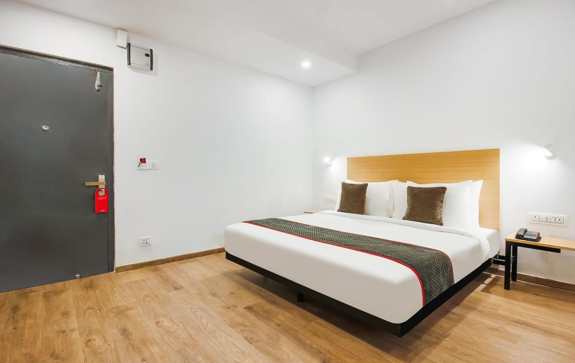 Super Townhouse The Cinco Hotel Near Esi Hospital Hyderabad Bagian luar foto