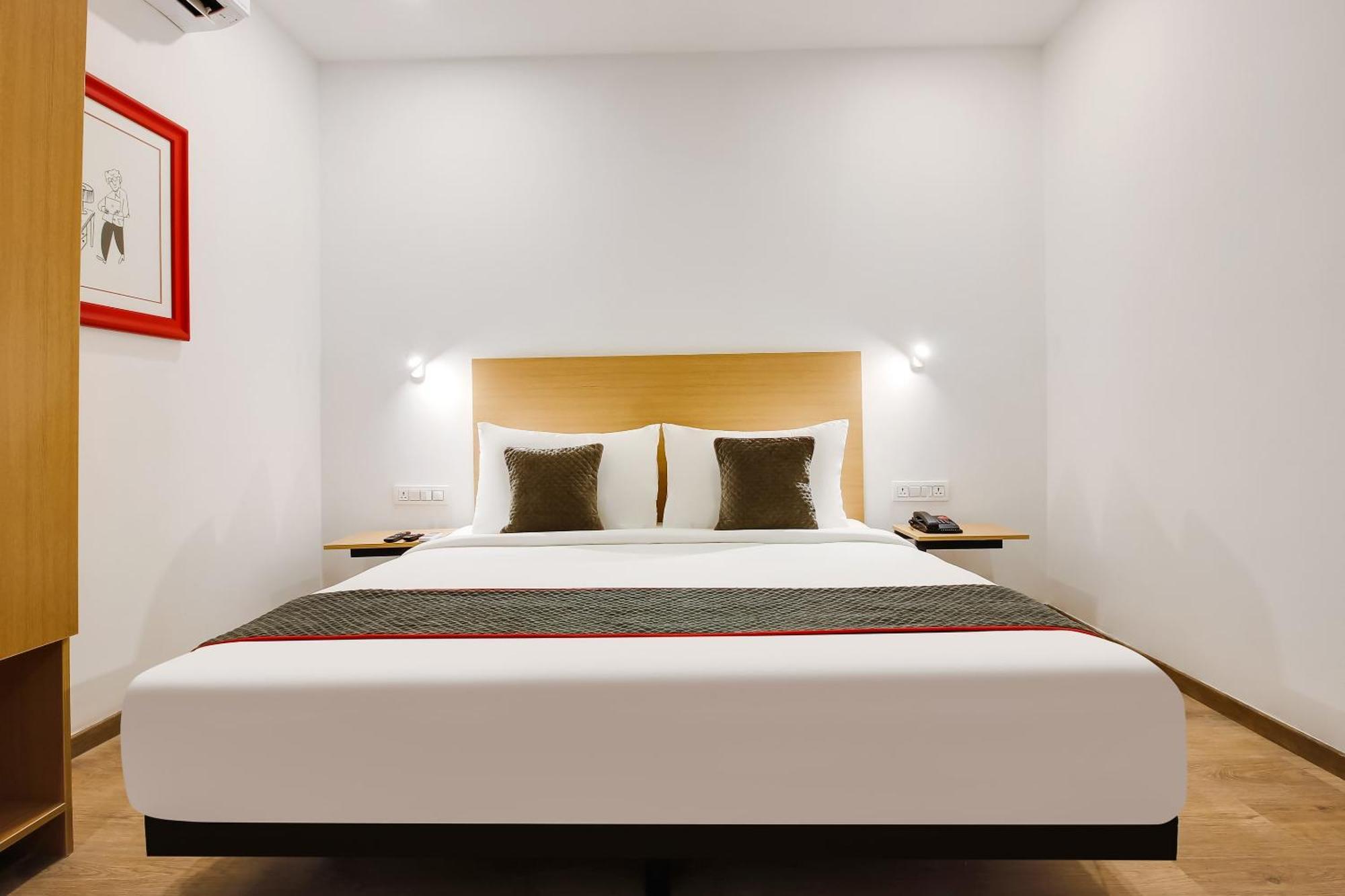 Super Townhouse The Cinco Hotel Near Esi Hospital Hyderabad Bagian luar foto