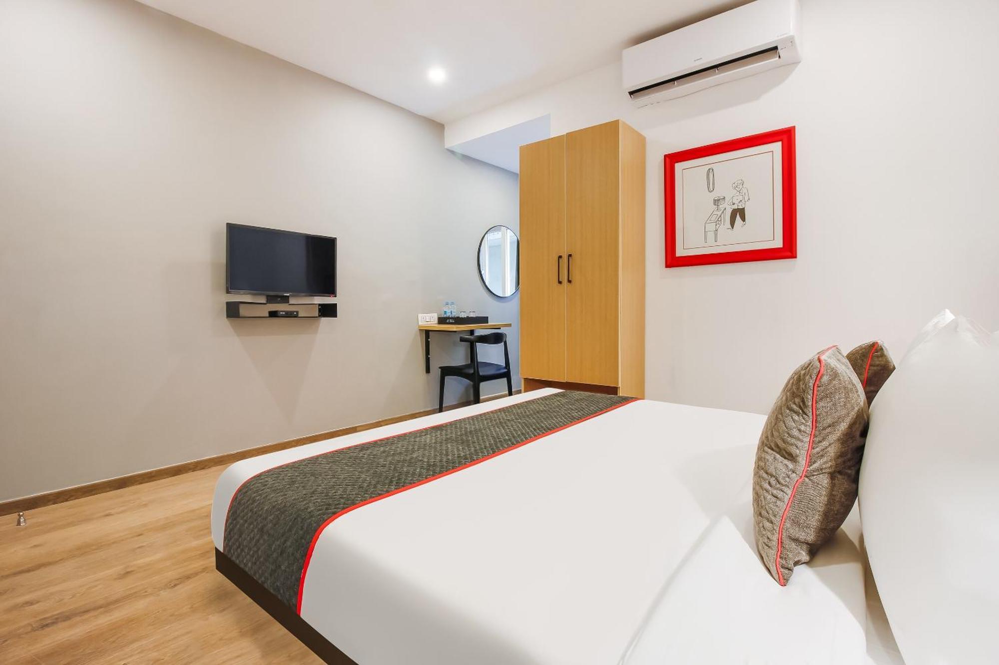 Super Townhouse The Cinco Hotel Near Esi Hospital Hyderabad Bagian luar foto