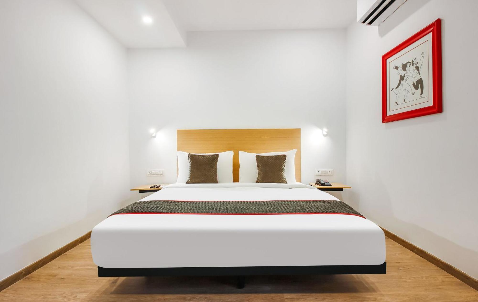Super Townhouse The Cinco Hotel Near Esi Hospital Hyderabad Bagian luar foto