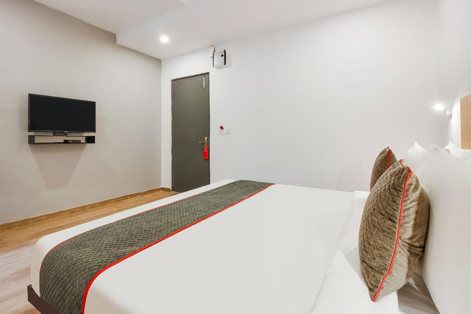Super Townhouse The Cinco Hotel Near Esi Hospital Hyderabad Bagian luar foto