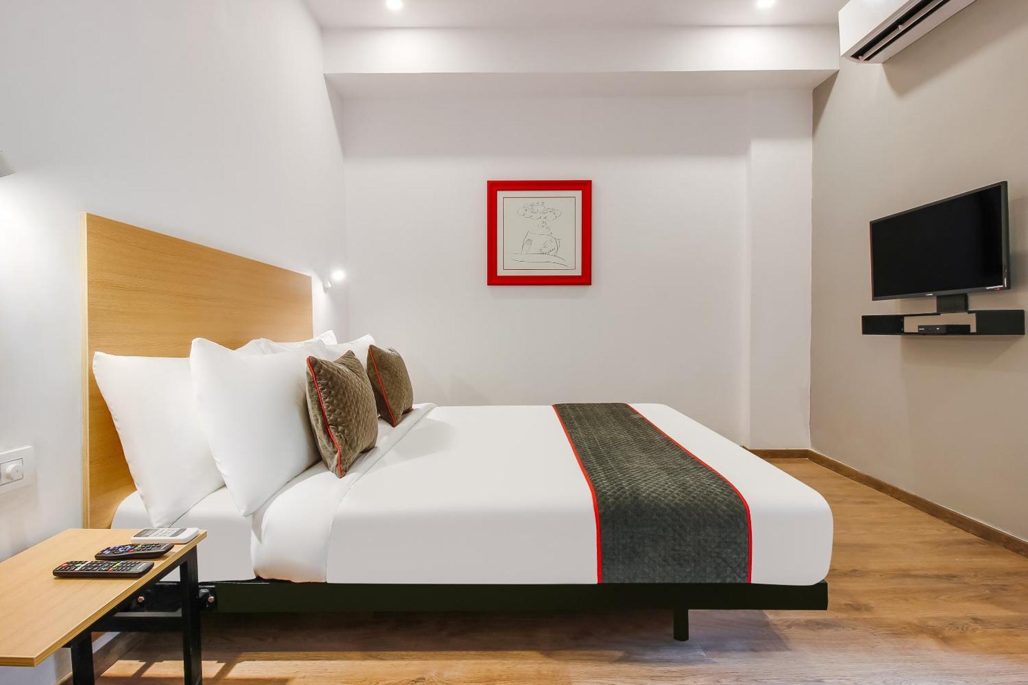 Super Townhouse The Cinco Hotel Near Esi Hospital Hyderabad Bagian luar foto
