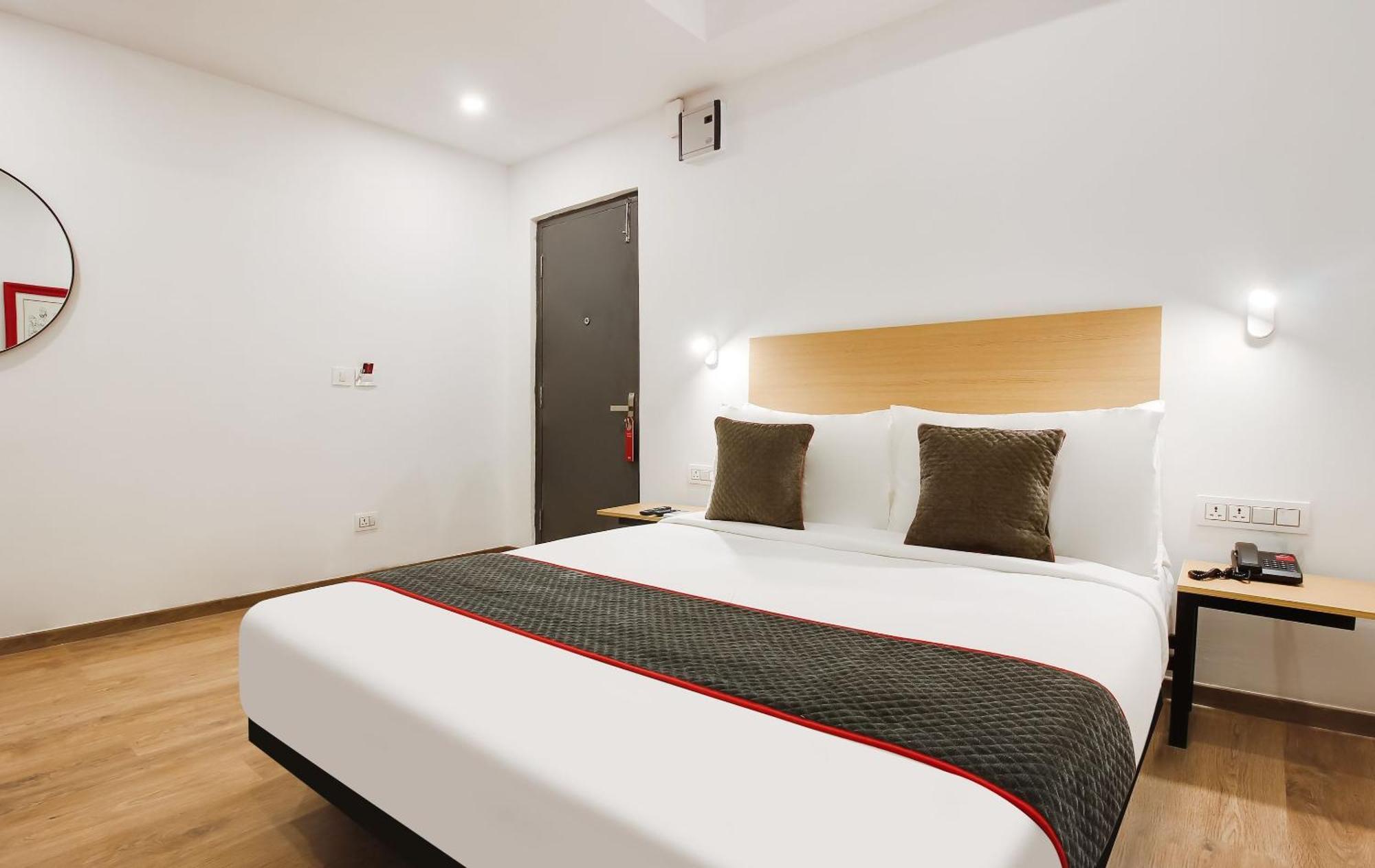 Super Townhouse The Cinco Hotel Near Esi Hospital Hyderabad Bagian luar foto